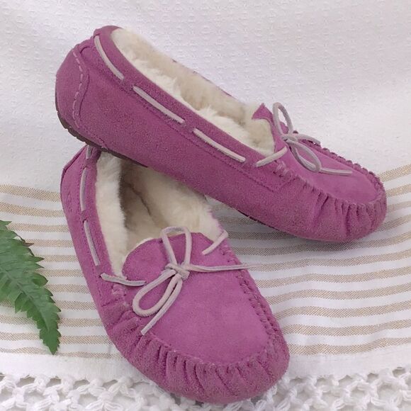 UGG Magenta Pink Sheepskin Lined Suede DAKOTA Slipper Moccasins - Picture 1 of 11